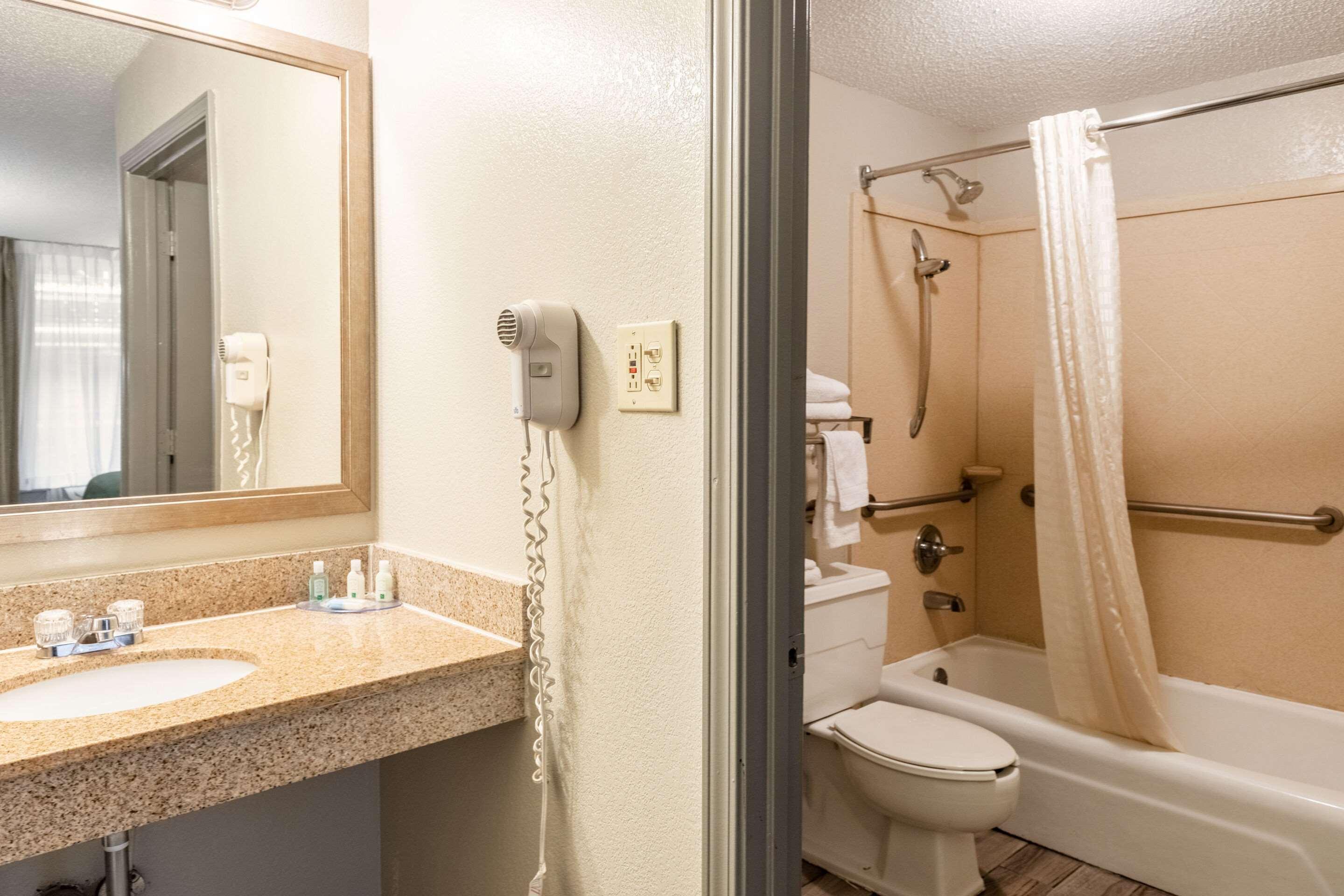 Quality Inn Newport Extérieur photo